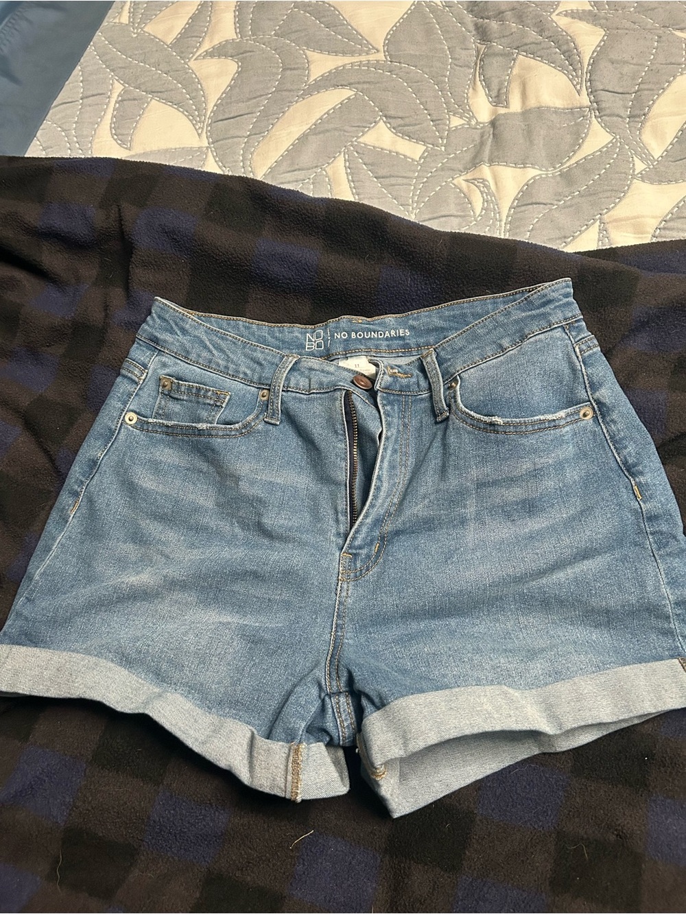 No Boundaries Women's Light Blue Denim Rolled-Hem Jean Shorts